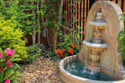 Commercial property in Miami, Florida 209.96 sq.m. № 1992353 - photo 3