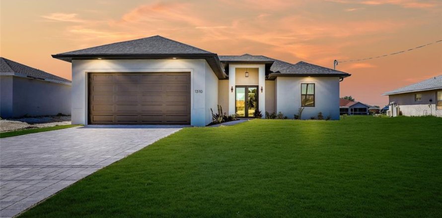 House in Cape Coral, Florida 3 bedrooms, 142.05 sq.m. № 2223568