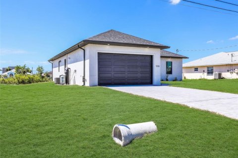 House in Cape Coral, Florida 3 bedrooms, 142.05 sq.m. № 2223568 - photo 4