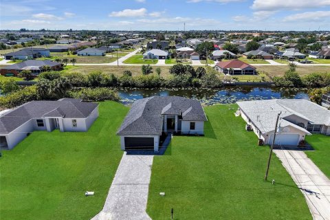 House in Cape Coral, Florida 3 bedrooms, 142.05 sq.m. № 2223568 - photo 2