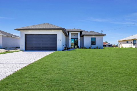 House in Cape Coral, Florida 3 bedrooms, 142.05 sq.m. № 2223568 - photo 3