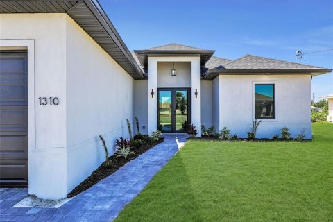 House in Cape Coral, Florida 3 bedrooms, 142.05 sq.m. № 2223568 - photo 6