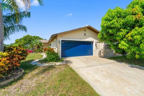 House in Largo, Florida 3 bedrooms, 170.66 sq.m. № 2390992 - photo 2