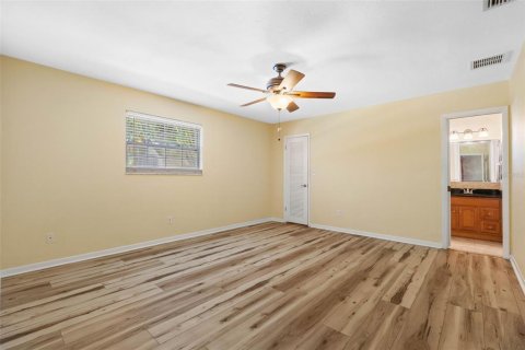 House in Largo, Florida 3 bedrooms, 170.66 sq.m. № 2390992 - photo 18
