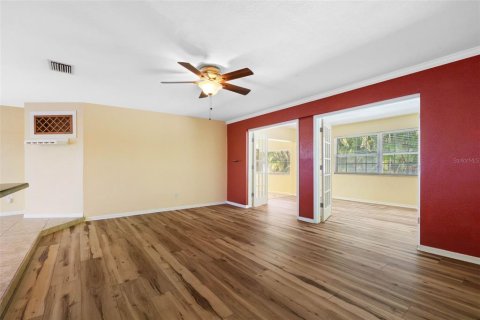 House in Largo, Florida 3 bedrooms, 170.66 sq.m. № 2390992 - photo 13