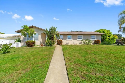 House in Largo, Florida 3 bedrooms, 170.66 sq.m. № 2390992