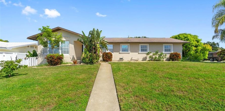 House in Largo, Florida 3 bedrooms, 170.66 sq.m. № 2390992
