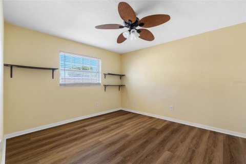 House in Largo, Florida 3 bedrooms, 170.66 sq.m. № 2390992 - photo 25