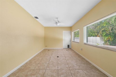 House in Largo, Florida 3 bedrooms, 170.66 sq.m. № 2390992 - photo 16