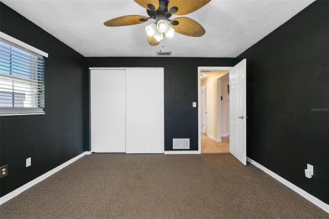 House in Largo, Florida 3 bedrooms, 170.66 sq.m. № 2390992 - photo 24