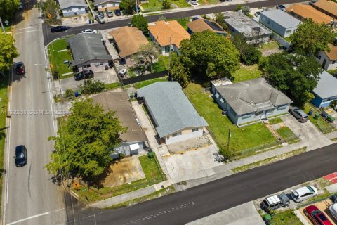 Commercial property in Hallandale Beach, Florida 124.67 sq.m. № 2045578 - photo 16