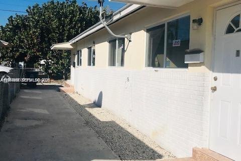 Commercial property in Hallandale Beach, Florida 124.67 sq.m. № 2045578