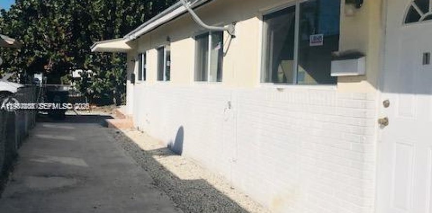 Commercial property in Hallandale Beach, Florida 124.67 sq.m. № 2045578