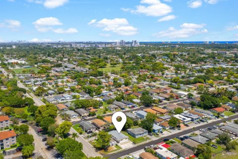 Commercial property in Hallandale Beach, Florida 124.67 sq.m. № 2045578 - photo 18