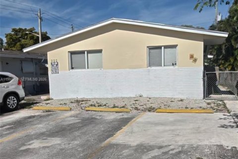 Commercial property in Hallandale Beach, Florida 124.67 sq.m. № 2045578 - photo 2