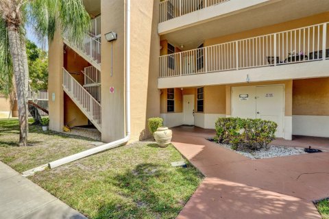 Condo in Coral Springs, Florida, 2 bedrooms № 2261244 - photo 2