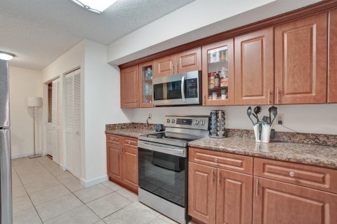 Condo in Coral Springs, Florida, 2 bedrooms № 2261244 - photo 3