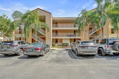 Condo in Coral Springs, Florida, 2 bedrooms № 2261244 - photo 17