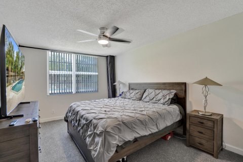 Condo in Coral Springs, Florida, 2 bedrooms № 2261244 - photo 27