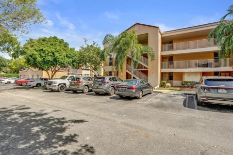 Condo in Coral Springs, Florida, 2 bedrooms № 2261244 - photo 18