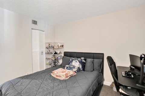 Condo in Coral Springs, Florida, 2 bedrooms № 2261244 - photo 22