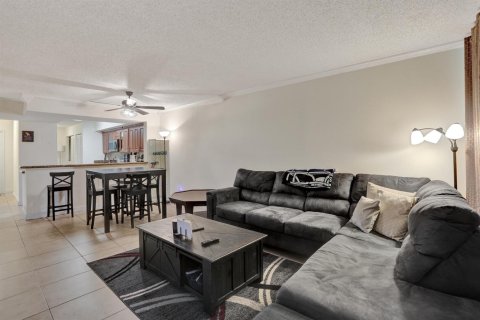 Condo in Coral Springs, Florida, 2 bedrooms № 2261244 - photo 8