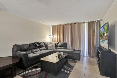 Condo in Coral Springs, Florida, 2 bedrooms № 2261244 - photo 9