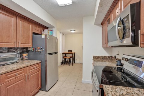 Condo in Coral Springs, Florida, 2 bedrooms № 2261244 - photo 4