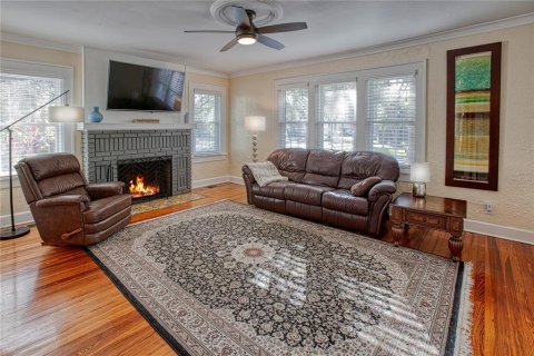 House in Saint Petersburg, Florida 3 bedrooms, 188.22 sq.m. № 1559229 - photo 7