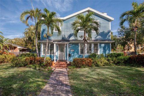 House in Saint Petersburg, Florida 3 bedrooms, 188.22 sq.m. № 1559229 - photo 1