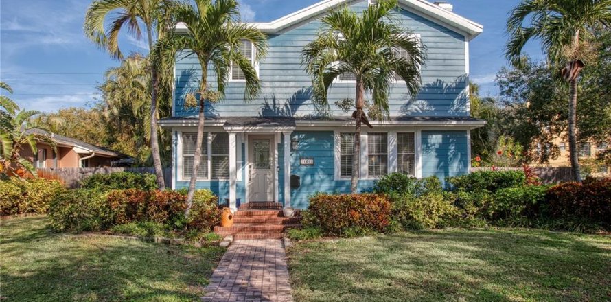 House in Saint Petersburg, Florida 3 bedrooms, 188.22 sq.m. № 1559229