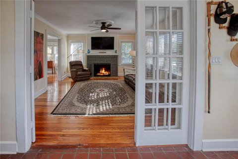 House in Saint Petersburg, Florida 3 bedrooms, 188.22 sq.m. № 1559229 - photo 5