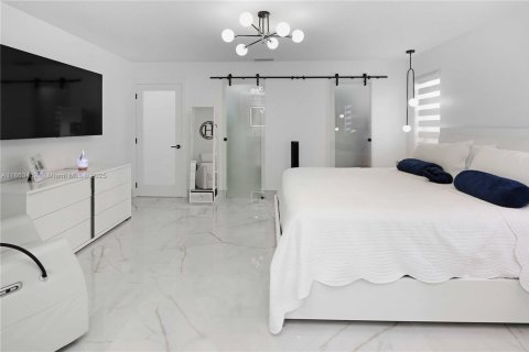Casa en venta en Miami, Florida, 4 dormitorios, 195.19 m2 № 1890414 - foto 17