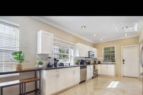 Villa ou maison à vendre à Miami, Floride: 4 chambres, 168.34 m2 № 1931439 - photo 12