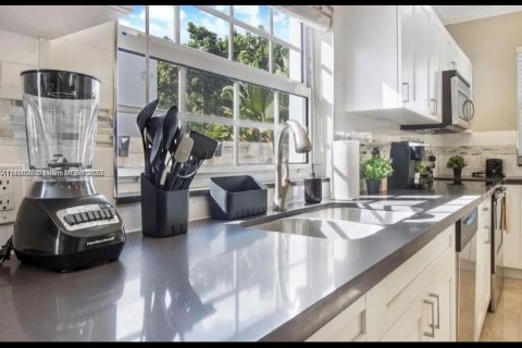 Villa ou maison à vendre à Miami, Floride: 4 chambres, 168.34 m2 № 1931439 - photo 11