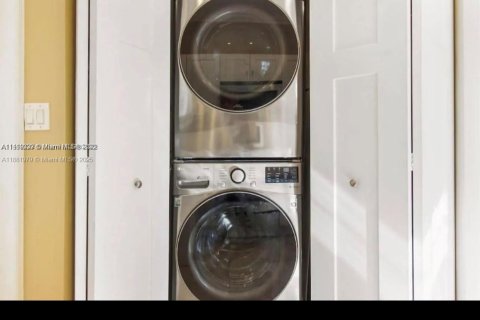 Villa ou maison à vendre à Miami, Floride: 4 chambres, 168.34 m2 № 1931439 - photo 5