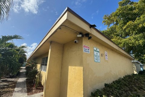 Купить коммерческую недвижимость в Лейк-Уорт, Флорида 1214.05м2, № 2046015 - фото 3