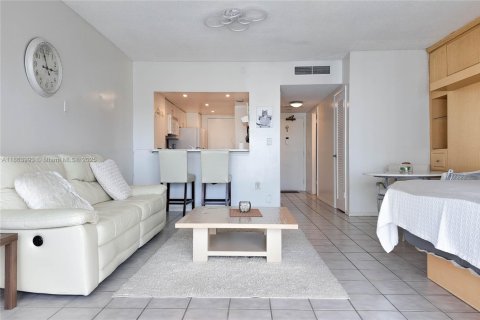 Copropriété à louer à Hallandale Beach, Floride: 1 chambre, 50.63 m2 № 1961775 - photo 9