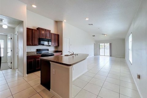 House in Zephyrhills, Florida 3 bedrooms, 135.73 sq.m. № 2266998 - photo 6