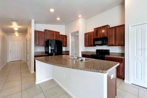 House in Zephyrhills, Florida 3 bedrooms, 135.73 sq.m. № 2266998 - photo 7