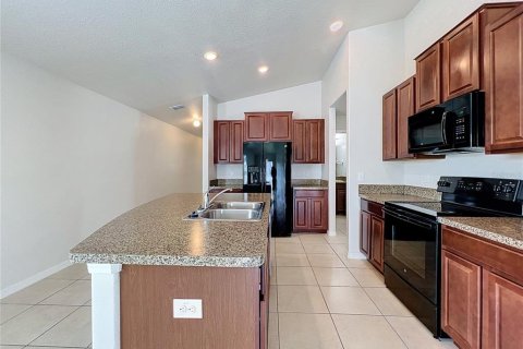 House in Zephyrhills, Florida 3 bedrooms, 135.73 sq.m. № 2266998 - photo 8