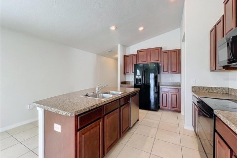 House in Zephyrhills, Florida 3 bedrooms, 135.73 sq.m. № 2266998 - photo 9