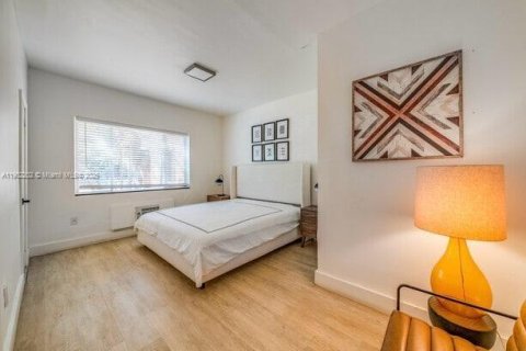 House in Miami, Florida 2 bedrooms, 88.26 sq.m. № 1953620 - photo 1