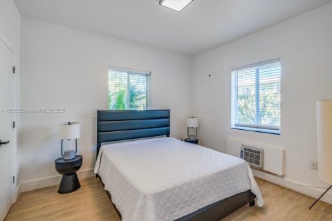 House in Miami, Florida 2 bedrooms, 88.26 sq.m. № 1953620 - photo 2