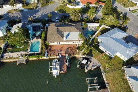 Casa en alquiler en North Redington Beach, Florida, 4 dormitorios, 252.23 m2 № 1677242 - foto 1