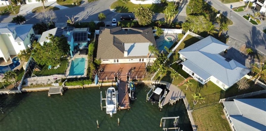 Casa en North Redington Beach, Florida 4 dormitorios, 252.23 m2 № 1677242