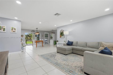 House in Coral Springs, Florida 4 bedrooms, 157.93 sq.m. № 2066138 - photo 4