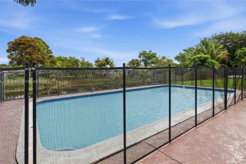 House in Coral Springs, Florida 4 bedrooms, 157.93 sq.m. № 2066138 - photo 24