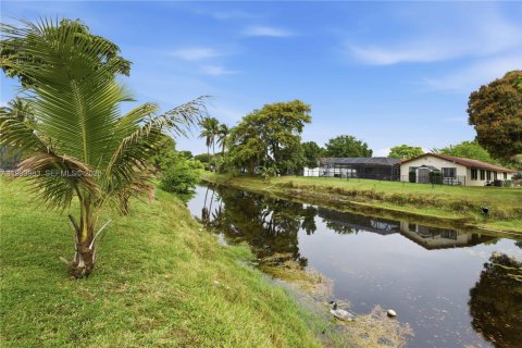 House in Coral Springs, Florida 4 bedrooms, 157.93 sq.m. № 2066138 - photo 21