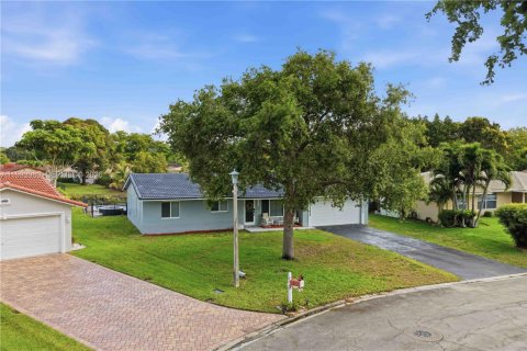 House in Coral Springs, Florida 4 bedrooms, 157.93 sq.m. № 2066138 - photo 22